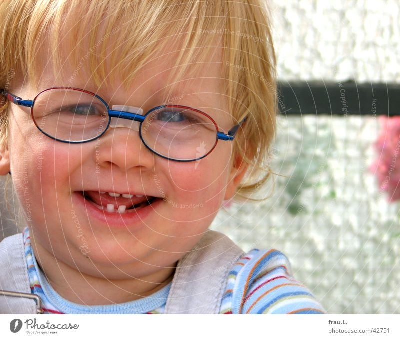 Claas Freude Glück Gesicht Zufriedenheit Kind Mensch maskulin Kleinkind Junge Zähne Schönes Wetter Balkon Brille blond lachen Fröhlichkeit süß lieblich