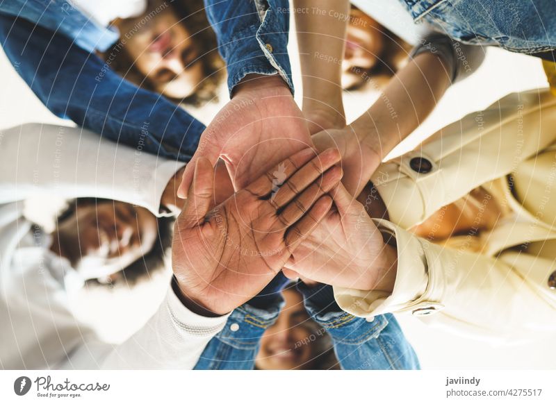 Hände einer multiethnischen Gruppe von Freunden, die sich als Zeichen der Unterstützung und Teamarbeit zusammengeschlossen haben. Hand Zusammensein Menschen