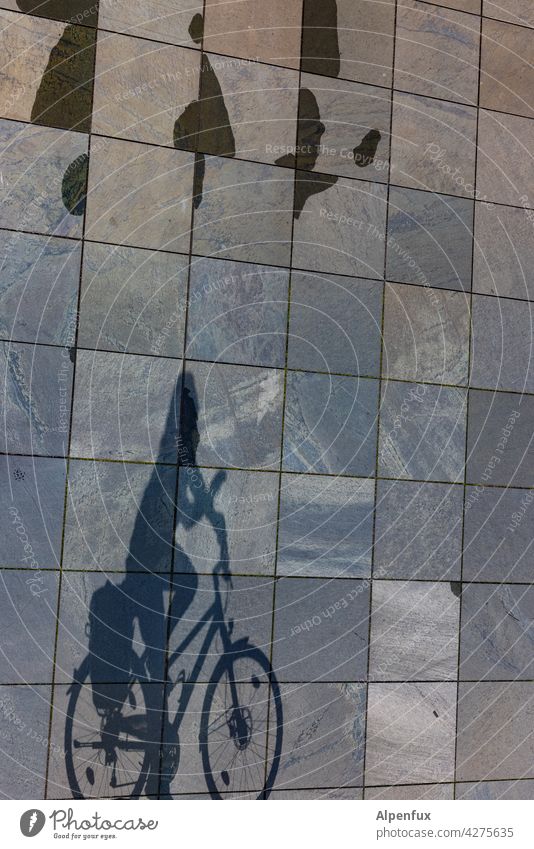 Schattig Fahrradfahren Bewegung Fahrradtour Rad Verkehrsmittel umweltfreundlich sportlich Schatten Fahrradfahrer Schattenspiel Licht Freizeit & Hobby