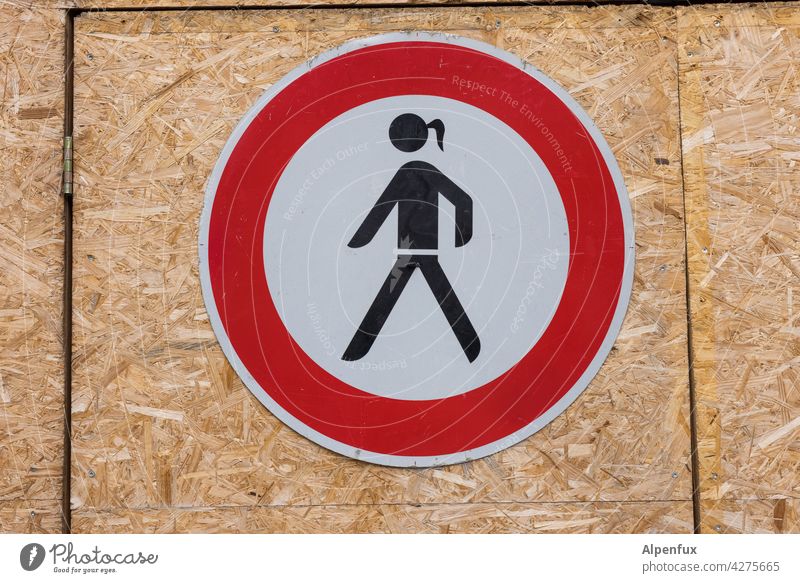 Ausgrenzung Schilder & Markierungen sexistisch Hinweisschild frauenfeindlich Farbfoto Verbote Warnschild Zeichen Außenaufnahme Verbotsschild gleichberechtigung