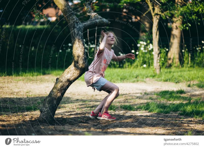 Kind spielt mit einem Seil an einem Apfelbaum im Garten spielen Baum Farbfoto Außenaufnahme klettern schaukeln Freude Sommer Fröhlichkeit Natur Spielen Kindheit