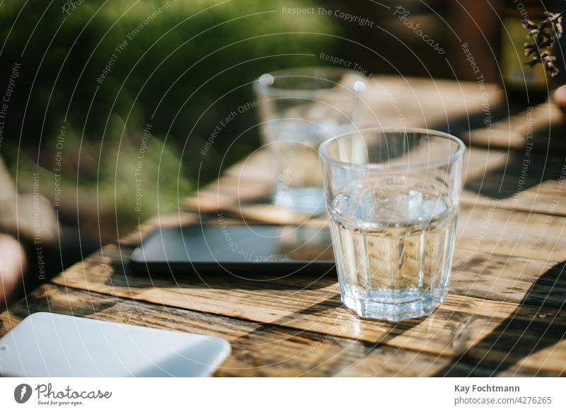 Gläser mit frischem Wasser auf dem Tisch Nachmittag Getränk Funktelefon Schreibtisch trinken Essen und Trinken Garten Glas Gesundheit erwärmen horizontal Hydrat