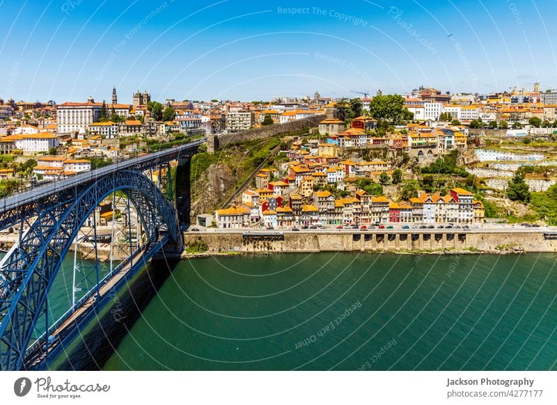 Schönes Panorama von Porto mit berühmter Brücke im Vordergrund, Portugal Stadtbild porto portugal Metrozug porto stadt Luisenbrücke Flussufer Hafengebiet