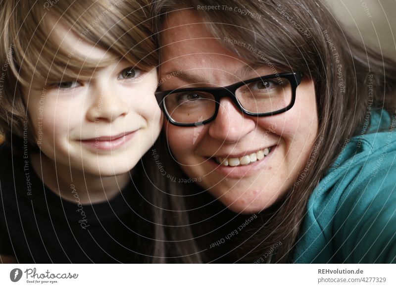 Mutter mit ihrem Sohn Selfie Kind Zusammensein Familie & Verwandtschaft Blick in die Kamera Kindheit Liebe Frau Glück Lebensfreude Porträt Zentralperspektive