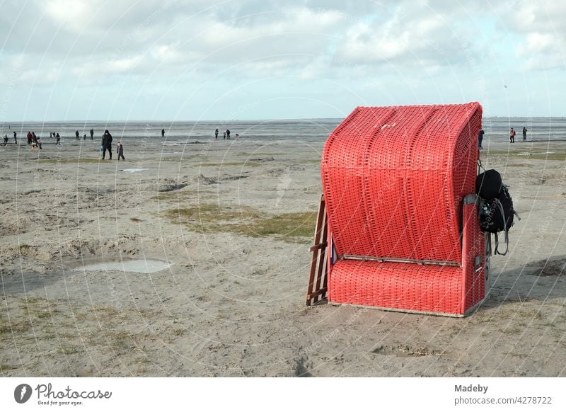 Einsamer roter Strandkorb am Strand von Bensersiel an der Küste der Nordsee bei Esens in Ostfriesland Herbst Sand Jahreszeit Nordseeküste Spaziergang Watt Ebbe
