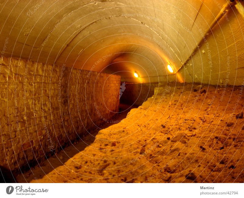 Tunnel Durchgang Architektur Tunnelgang Kellergewölbe Weg in die Dunkelheit enger Weg