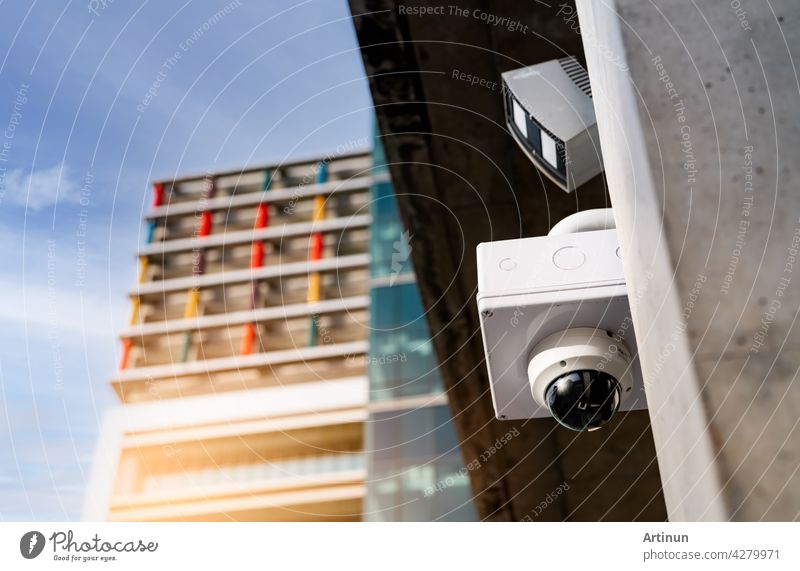 CCTV-Sicherheitskamera Videosystem für die Sicherheit außerhalb des Bürogebäudes installiert. Closed Circuit Television . CCTV elektronisches Sicherheitssystem. Polizei-Ausrüstung. Videoüberwachungskamera-Technik.