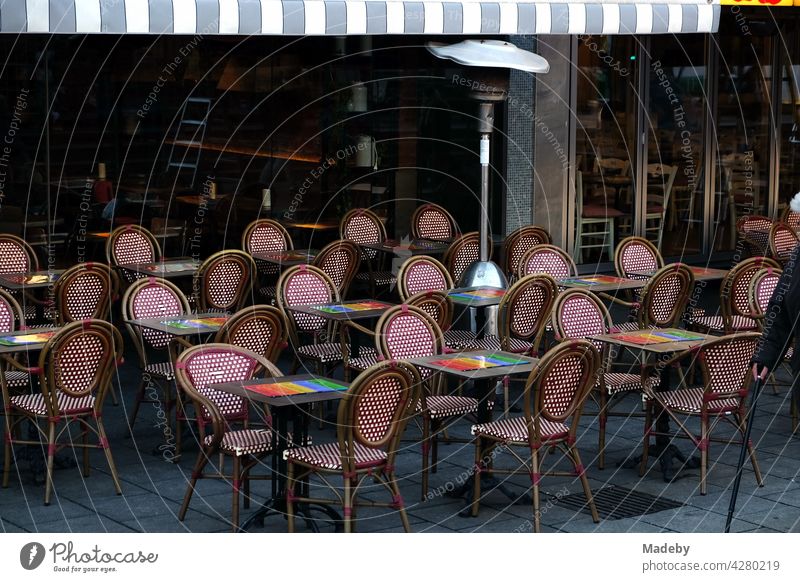 Außengastronomie mit Tischen und Stühlen eines Café am frühen Morgen an der Konstablerwache in Frankfurt am Main in Hessen Bistro Restaurant Gastronomie Platz