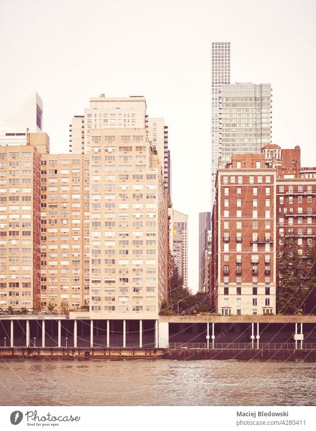 Wohngebäude entlang East River Waterfront, Retro-Farbe getönten Bild, New York City, USA. New York State Großstadt Gebäude retro altehrwürdig Appartement
