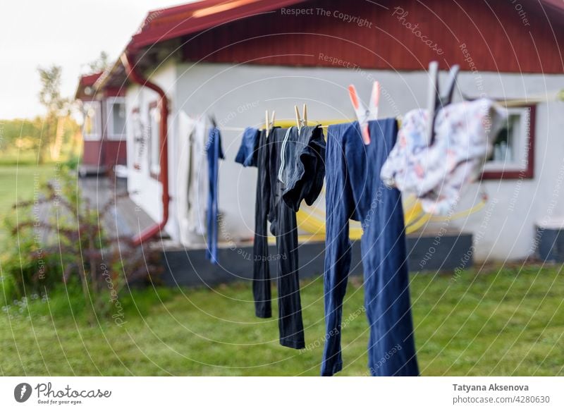 Trocknen von Wäsche auf dem Seil auf dem Land Hinterhof Kleidung Wäscherei trocknen Sauberkeit Kleiderspin Sommer Waschen Air im Freien Textil heimwärts Öko