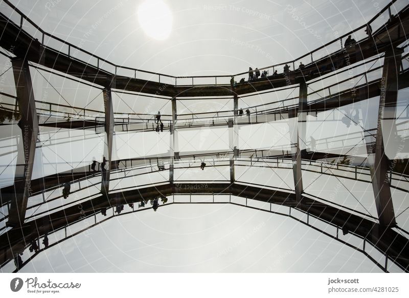 auf den kopf gestellt | Aussichtsturm im wolkenlosen Himmel Turm Architektur Doppelbelichtung Gegenlicht Silhouette Baumwipfelpfad abstrakt Strukturen & Formen