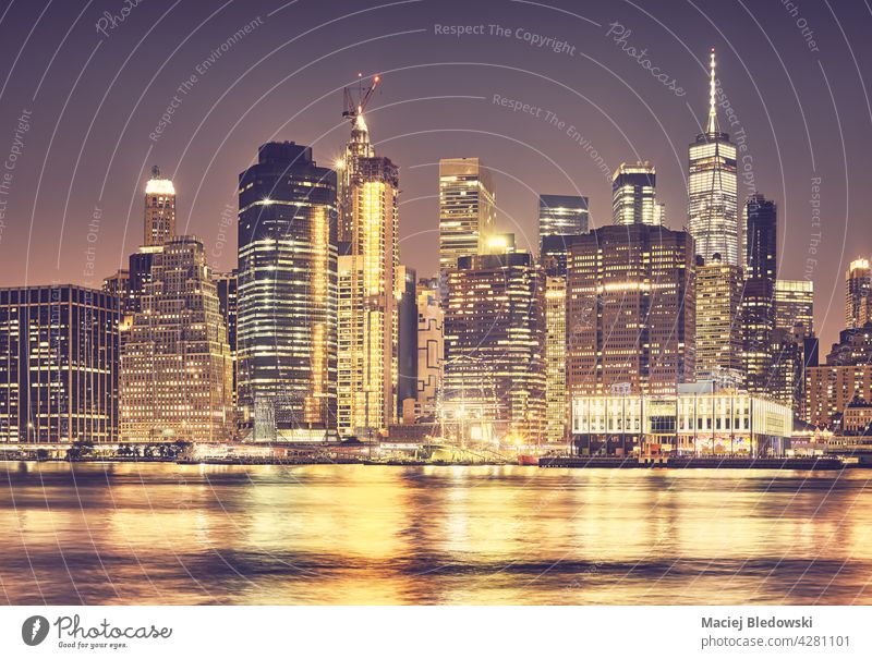 Manhattan-Skyline bei Nacht, Farbtonung angewendet, New York City, USA. Wolkenkratzer New York State Panorama Großstadt nyc Stadtbild golden Gebäude