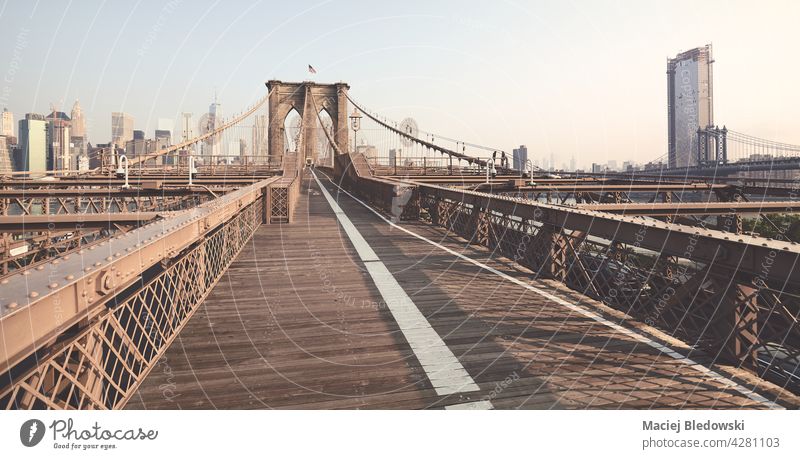 Panoramablick auf die Brooklyn Bridge, farbig getöntes Bild, New York City, USA. New York State Großstadt Skyline Manhattan Big Apple Stadtbild retro