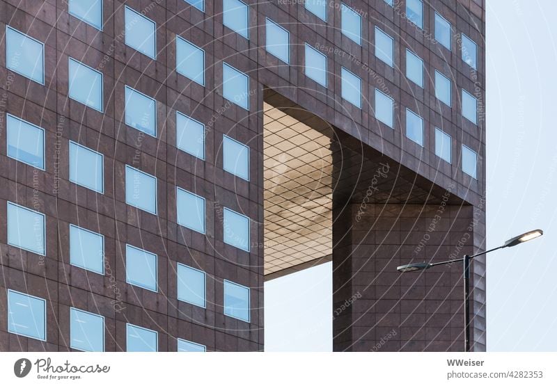 Kästchen über Kästchen - ein modernes Bauwerk in der City Bürogebäude Quadrat quadratisch geometrisch angeordnet Laterne Straße Fassade Strukturen & Formen