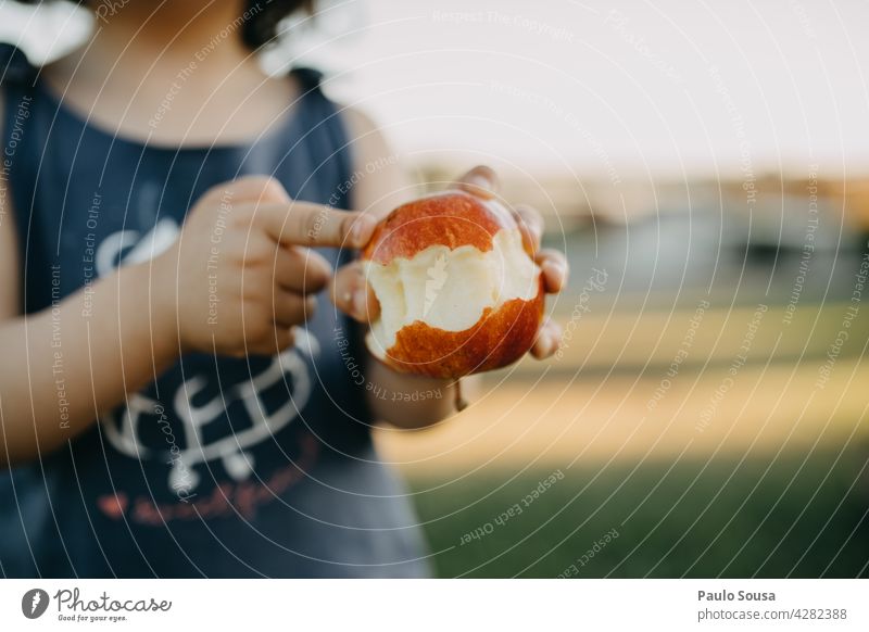 Kind hält einen Apfel Beteiligung frisch Snack abschließen authentisch Gesunde Ernährung Außenaufnahme Bioprodukte Lebensmittel lecker Essen Farbfoto