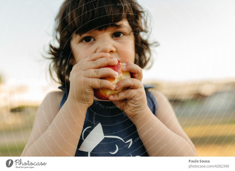 Kind isst frisches Obst Mädchen 3-8 Jahre Essen Kaukasier Frucht Natur natürlich authentisch Snack Außenaufnahme Gesunde Ernährung lecker Gesundheit Mensch