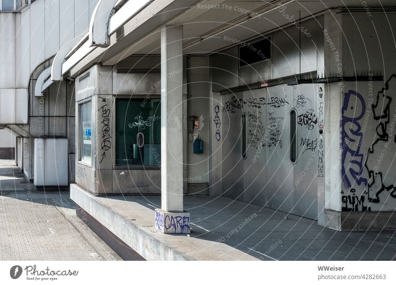 Wo früher große Kongresse stattfanden, ist jetzt alles verschlossen und verlassen Kongresszentrum Berlin Metall Architektur modern urban Eingang Grafitti