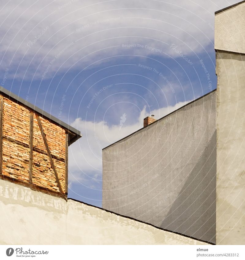 Blick auf verschiedene fensterlose Häuserwände bei Sonnenschein und Schönwetterwolken / Linien / Wohnarchitektur Wohnhäuser Wand Fachwerkhaus schräg wohnen