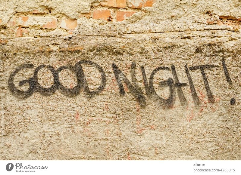 An eine marode Wand hat jemand " GOOD NIGHT ! " gesprayt / Graffito Gute Nacht good night englisch sprayen Schmiererei Schrift Mitteilung Jugendkultur Subkultur