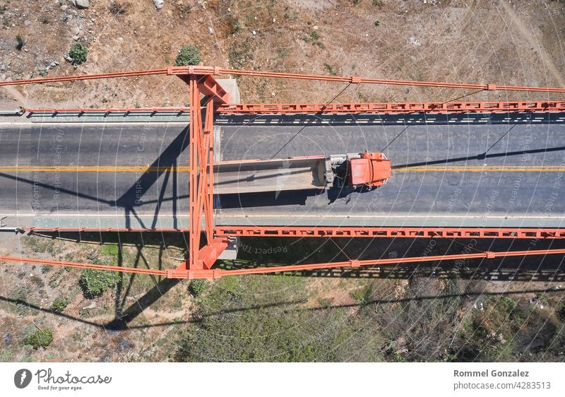 LKW überquert schöne Brücke im Sommer. Szene. Luftaufnahme von LKW tragen Dinge fahren über Brücke auf dem Hintergrund Lastwagen Schnellstraße Natur Landschaft