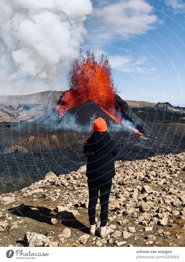 Vulkanausbruch in orange vulkan island feuer fontäne berg natur Landschaft Urelemente Feuer Außenaufnahme Umwelt Berge u. Gebirge heiß Island Menschenleer Klima