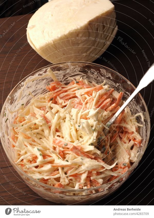 Traditioneller Weißkohlsalat mit Möhren ,Schnittlauch, Naturjoghurt und veganer Mayonnaise. Alles in Bio-Qualität ! gesunde Ernährung Glasschüssel vorbereitet