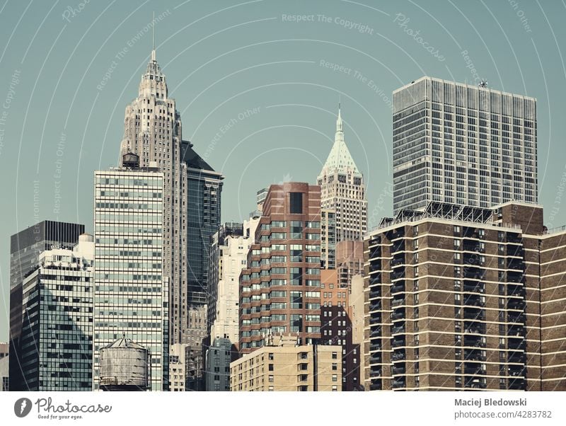 Stadtbild von New York City, farbige Tonung aufgetragen, USA. New York State Big Apple Wolkenkratzer Großstadt Gebäude Büro Business Grundbesitz nyc retro