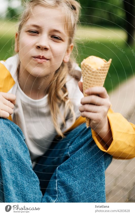 Porträt eines niedlichen blonden Teenager-Mädchens mit Eis bei einem Spaziergang im Park. Kind im Freien Sommer Speiseeis gelb lustig Stilrichtung Spaß Glück