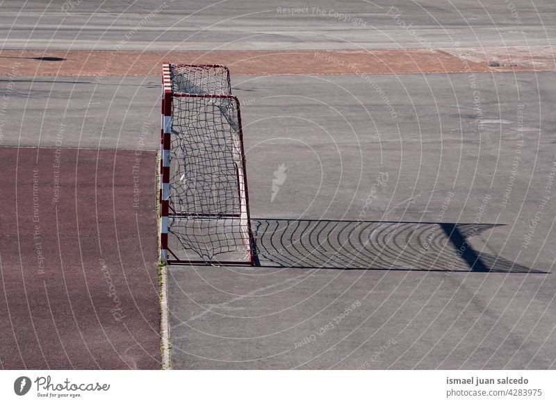 Sportgeräte für Straßenfußball-Tore Fußball Fußballtor Gerät Netz Seil Boden Feld Gericht Fußballfeld Spielen alt Verlassen Park Spielplatz im Freien Bilbao