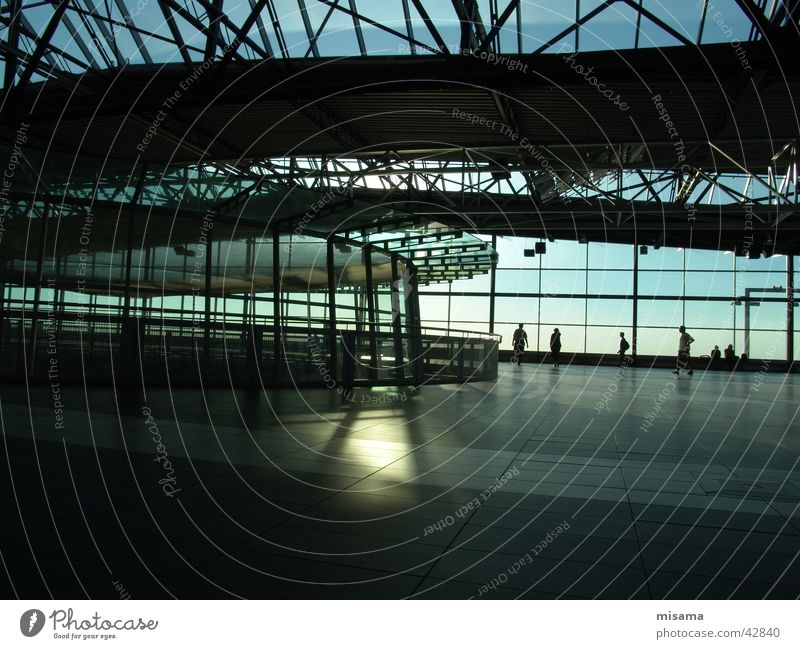 Flughafen Dresden Glas Fenster Sonnenstrahlen Kuppeldach Strahlung strahlend Einsamkeit Licht Reflexion & Spiegelung Eisen Stahl Architektur blau Kontrast