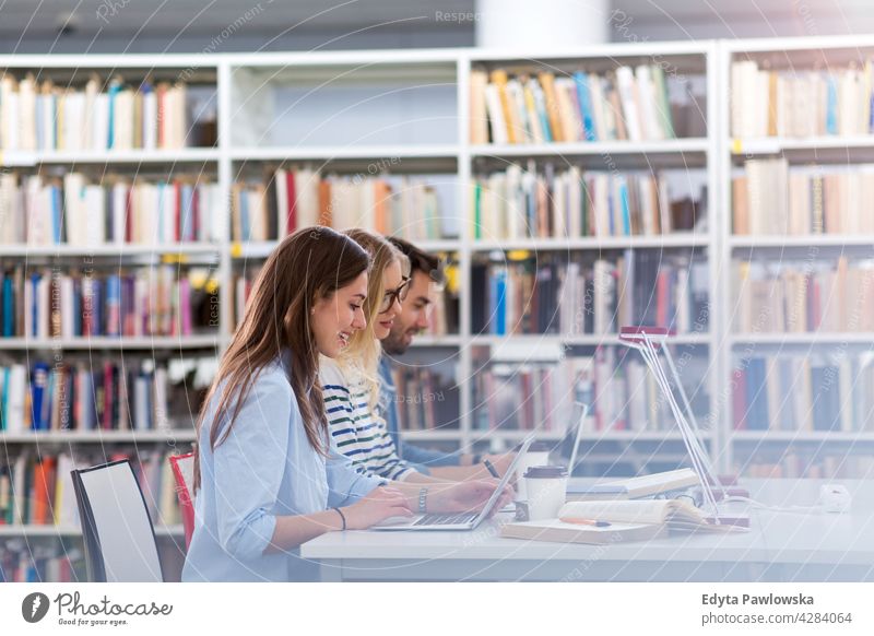 College-Studenten in einer Bibliothek genießend Lifestyle jung Erwachsener Menschen lässig Kaukasier positiv Glück Lächeln Frau attraktiv schön Buchhandlung