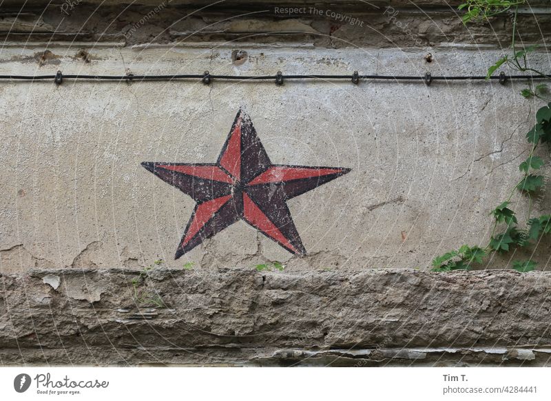 ein Roter Stern , Überrest einer Russischen Kaserne in Halle Halle (Saale) roter Stern Außenaufnahme Menschenleer Farbfoto Halle Saale sachsen anhalt Mauer