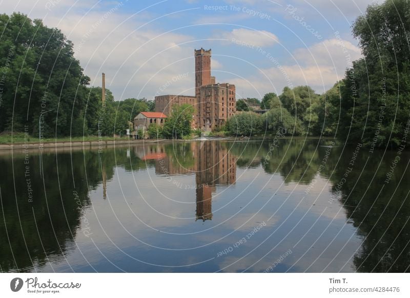 die alte Papierfabrik an der Saale spiegelt sich in der Saale Halle (Saale) old building Menschenleer Farbfoto Halle Saale Außenaufnahme Deutschland