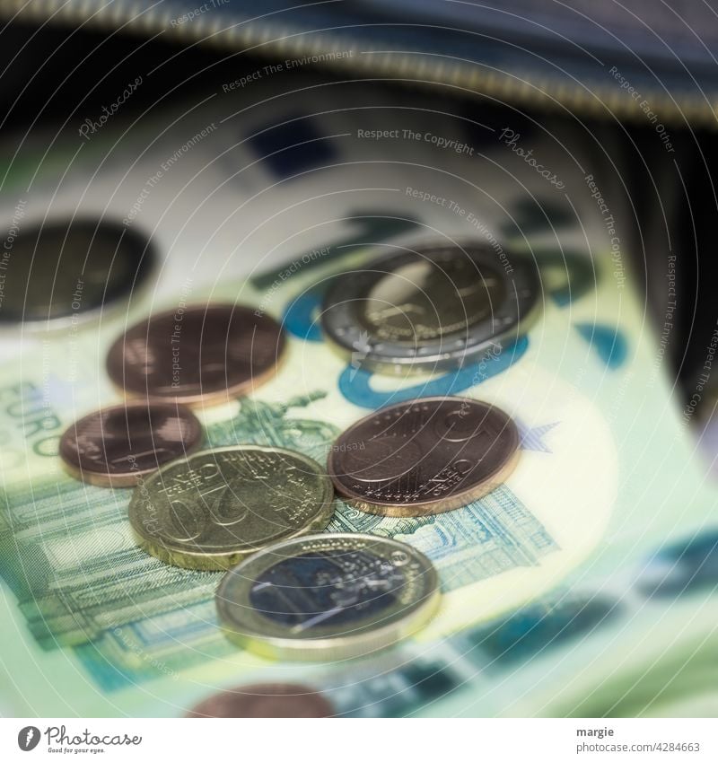 Geldscheine und Münzen in einer Geldbörse mit Reißverschluss Eurozeichen Bargeld bezahlen Einkommen Reichtum kaufen Schwarzgeld Business Investition