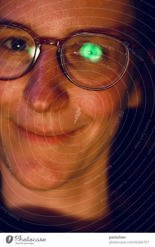 Grüne Spiegelung in einer Brille. Brillengläser, Entspiegelung. Lächelnde  Frau mit Sehschwäche - ein lizenzfreies Stock Foto von Photocase
