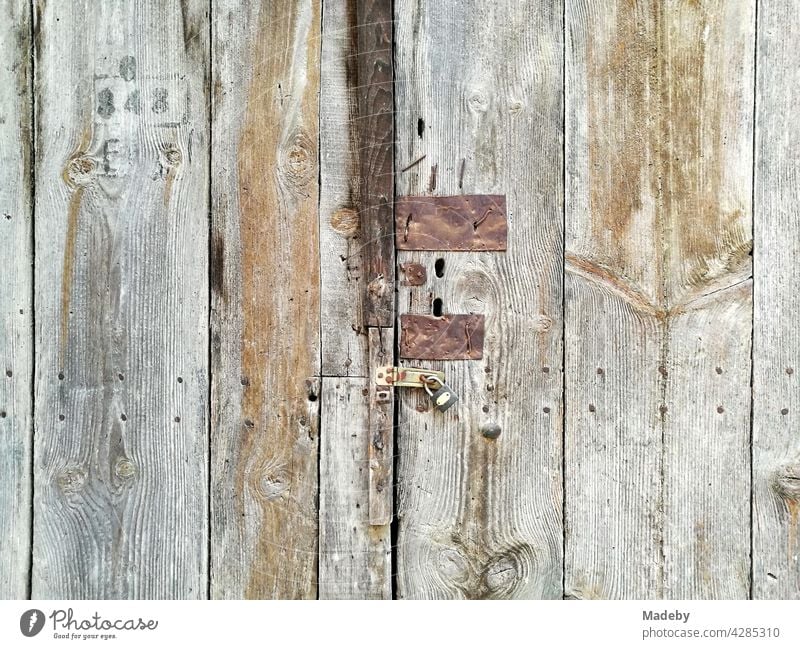 Alte Holztür mit rostigen Beschlägen und Spuren aus vergangenen Zeiten in der Altstadt von Tarakli in der Provinz Sakarya in der Türkei Bretter Verschlag
