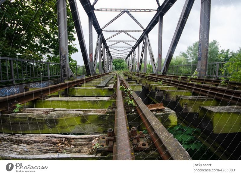 Strecke verloren zur Überquerung eines Hindernisses Schiene lost places Gleise Verkehrswege Eisenbahnbrücke Himmel Brücke gerade Architektur alt Verfall