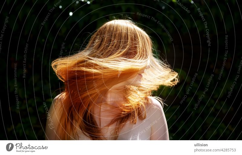 schöne sexy rothaarige Frau Ingwer, schüttelte ihre fliegenden langen Haare gegen das sonnige Gegenlicht Hintergrundbeleuchtung windgepustet Sinnlichkeit