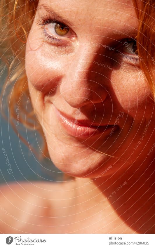 schönes Porträt einer glücklichen rothaarigen Frau in Großaufnahme Freude sorgenfrei Lifestyle sonnig freudig Feiertag Freiheit Fröhlichkeit Urlaub im Freien