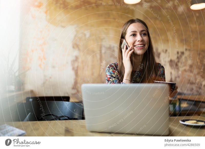 Frau mit Laptop im Cafe Menschen junger Erwachsener lässig attraktiv Lächeln Glück Kaukasier zahnfarben genießend eine Person schön Porträt Positivität