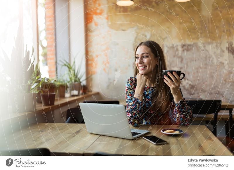 Frau mit Laptop im Cafe Menschen junger Erwachsener lässig attraktiv Lächeln Glück Kaukasier zahnfarben genießend eine Person schön Porträt Positivität