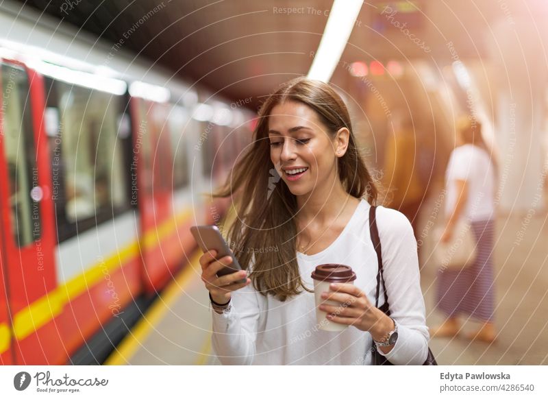 Junge Frau in der U-Bahn-Station Menschen junger Erwachsener lässig attraktiv Lächeln Glück Kaukasier zahnfarben genießend eine Person schön Porträt Positivität