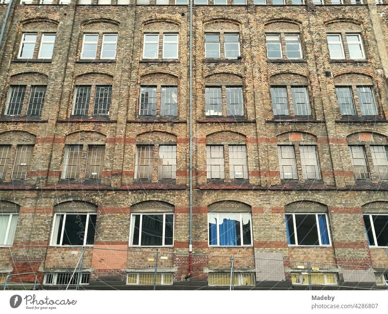 Klassischer alter Backsteinbau mit verhangenen Fenstern im Stadtteil Bockenheim in Frankfurt am Main in Hessen Altbau Fassade Klinker Haus Gebäude Altbaufassade