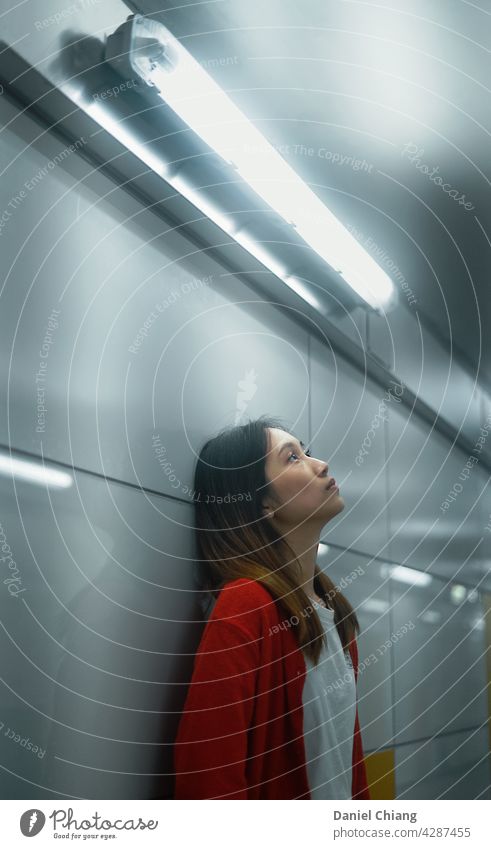 Das Mädchen, das in der U-Bahn denkt allein Erwachsene einsam Einsamkeit traurig Stimmung Frau Depression jung mental unglücklich nachdenklich