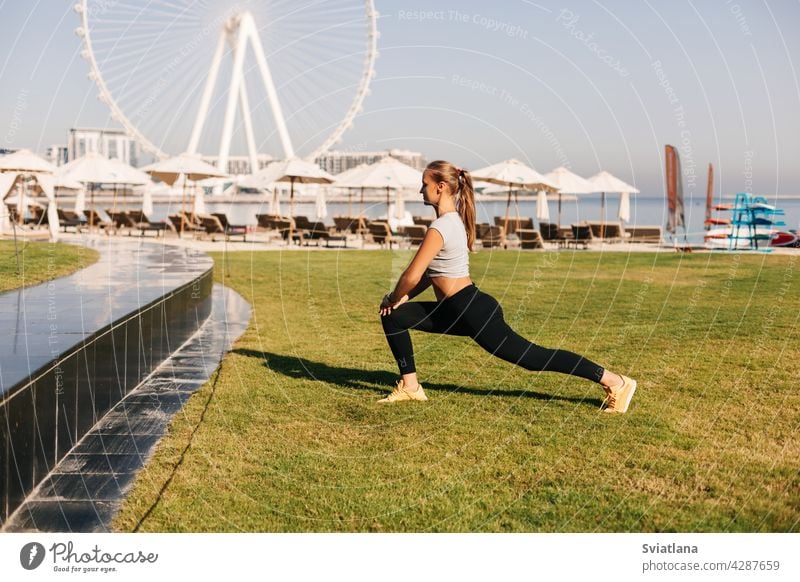 Eine schöne Frau macht Yoga auf dem Hintergrund der Blue Waters Island in Dubai. Sport, Fitness, gesunder Lebensstil. Platz für Text Körper Lifestyle Gesundheit