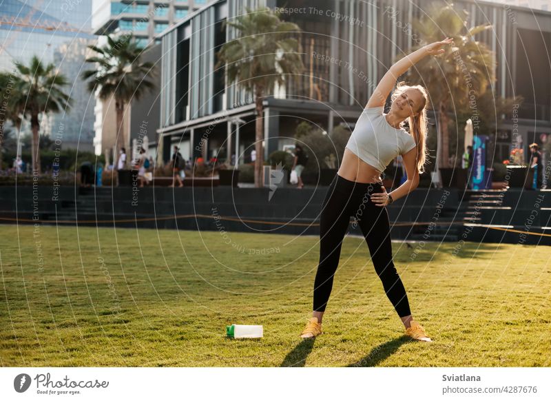 Eine junge Frau macht Yoga in Dubai. Sport, Fitness, gesunder Lebensstil. Platz für Text Körper Lifestyle Gesundheit Mädchen Übung passen Asana Pilates Training