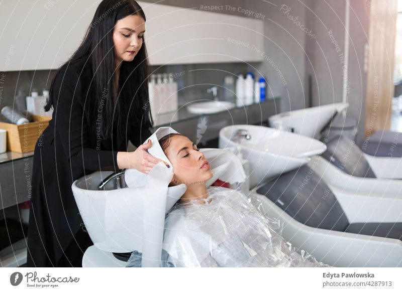 Friseur wäscht die Haare des Kunden genießend Lifestyle jung Erwachsener Menschen lässig Kaukasier positiv sorgenfrei Glück Lächeln Frau attraktiv schön