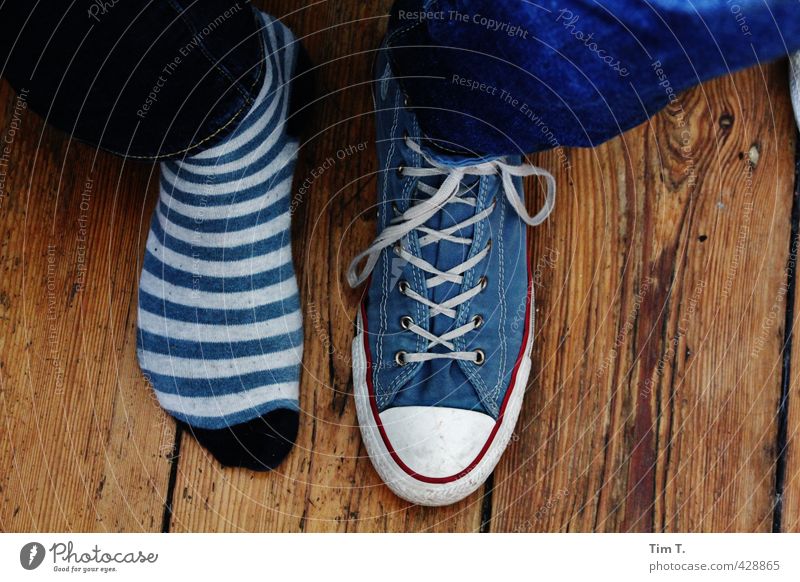 vergessen Lifestyle Mode Strümpfe Schuhe Turnschuh Zufriedenheit Chucks Farbfoto Innenaufnahme Tag Blick nach unten