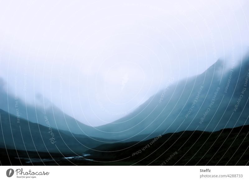 geheimnisvolle Stimmung in Schottland Nebel Nebelschleier Berge Hügel mystisch Stille Ruhe Traumwelt Nebelstimmung Einsamkeit unheimlich verwunschen Mystik