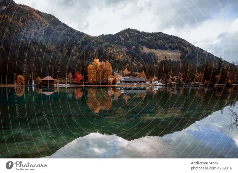 Spiegelung von Bergen und Bäumen auf einem See im Dolomit Wald Wasser Tourismus Landschaft schön Dorf farbenfroh reisen Natur Panorama Park Toblach Trentino
